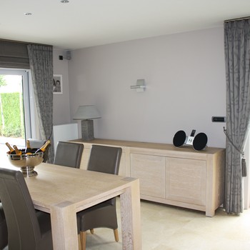 eettafel met staand dressoir