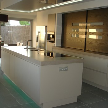 keuken en eiland met color-LED-verlichting