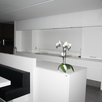 witte keuken met zitbank