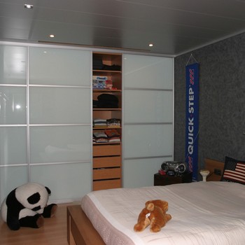 ingemaakte kasten met lacobel-deuren, laminaat, muurbezetting hout, plafond + bed
