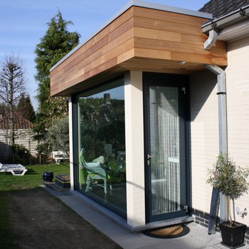 uitbouw met houten oversteek