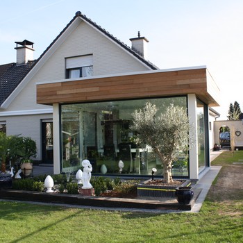 wintertuin met houten oversteek
