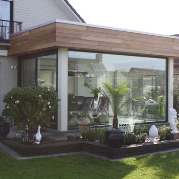 uitbouw met houten gevelbekleding